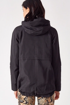 Een kledingmodel uit de groothandel draagt 3256 - Black Coat, Turkse groothandel Jas van Robin