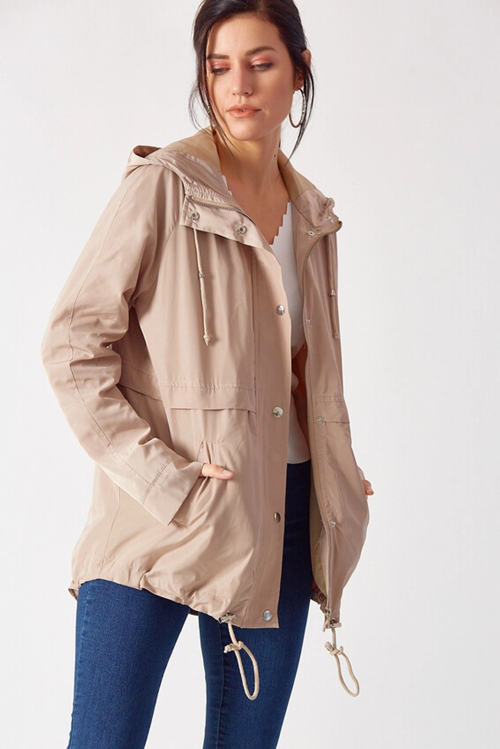 Ein Bekleidungsmodell aus dem Großhandel trägt 3253 - Stone Coat, türkischer Großhandel Mantel von Robin