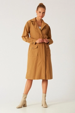 Bir model, Robin toptan giyim markasının 3266 - Camel Topcoat toptan Kaban ürününü sergiliyor.