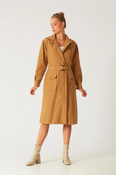 Een kledingmodel uit de groothandel draagt 3266 - Camel Topcoat, Turkse groothandel Jas van Robin