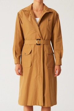 Un mannequin de vêtements en gros porte 3266 - Camel Topcoat, Manteau en gros de Robin en provenance de Turquie
