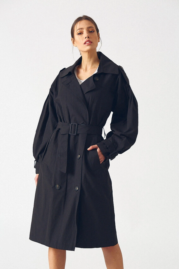 Bir model, Robin toptan giyim markasının 3269 - Black Trenchcoat toptan Trençkot ürününü sergiliyor.