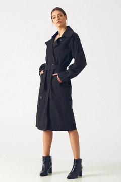 Bir model, Robin toptan giyim markasının 3269 - Black Trenchcoat toptan Trençkot ürününü sergiliyor.