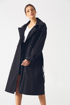 Ένα μοντέλο χονδρικής πώλησης ρούχων φοράει 3269 - Black Trenchcoat, τούρκικο Καπαρντίνα χονδρικής πώλησης από Robin
