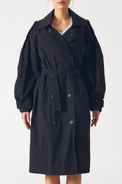 Una modelo de ropa al por mayor lleva 3269 - Black Trenchcoat, Gabardina turco al por mayor de Robin