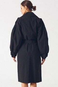 A wholesale clothing model wears 3269 - Black Trenchcoat, Turkish wholesale Trenchcoat of Robin
