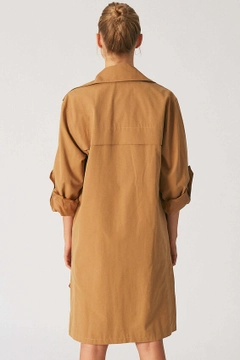 Bir model, Robin toptan giyim markasının 3261 - Camel Topcoat toptan Kaban ürününü sergiliyor.