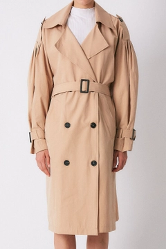 Bir model, Robin toptan giyim markasının 3263 - Stone Trenchcoat toptan Trençkot ürününü sergiliyor.