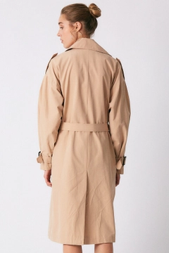 Bir model, Robin toptan giyim markasının 3263 - Stone Trenchcoat toptan Trençkot ürününü sergiliyor.