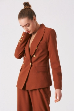 Bir model, Robin toptan giyim markasının 3274 - Brown Jacket toptan Ceket ürününü sergiliyor.