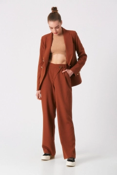 Een kledingmodel uit de groothandel draagt 3274 - Brown Jacket, Turkse groothandel Jasje van Robin