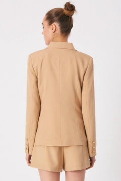 Een kledingmodel uit de groothandel draagt 3272 - Light Camel Jacket, Turkse groothandel Jasje van Robin