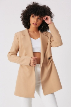 Bir model, Robin toptan giyim markasının 3289 - Light Camel Jacket toptan Ceket ürününü sergiliyor.