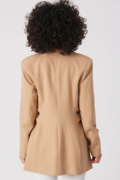 Una modella di abbigliamento all'ingrosso indossa 3289 - Light Camel Jacket, vendita all'ingrosso turca di Giacca di Robin