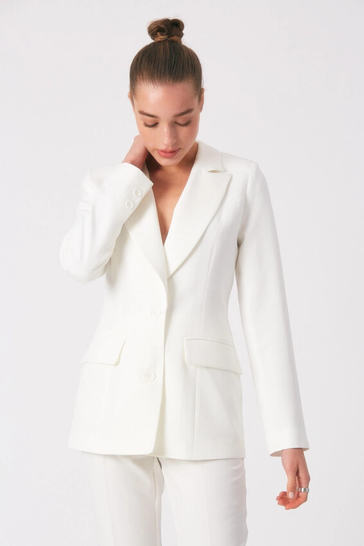 Una modella di abbigliamento all'ingrosso indossa 3306 - Ecru Jacket, vendita all'ingrosso turca di Giacca di Robin