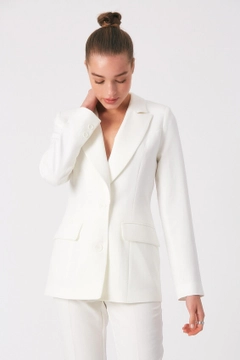 Bir model, Robin toptan giyim markasının 3306 - Ecru Jacket toptan Ceket ürününü sergiliyor.