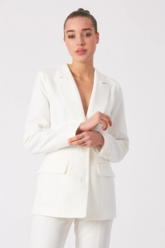 Bir model, Robin toptan giyim markasının 3306 - Ecru Jacket toptan Ceket ürününü sergiliyor.