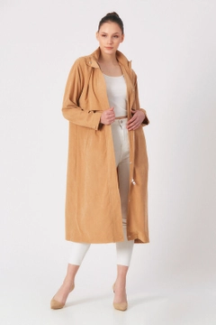 Bir model, Robin toptan giyim markasının 3307 - Camel Topcoat toptan Kaban ürününü sergiliyor.