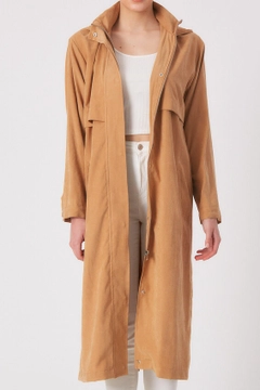 Una modella di abbigliamento all'ingrosso indossa 3307 - Camel Topcoat, vendita all'ingrosso turca di Cappotto di Robin