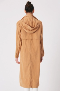Una modelo de ropa al por mayor lleva 3307 - Camel Topcoat, Abrigo turco al por mayor de Robin