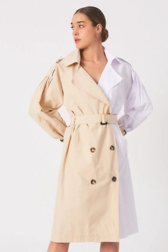 Bir model, Robin toptan giyim markasının 3302 - Stone Trenchcoat toptan Trençkot ürününü sergiliyor.