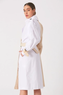 Bir model, Robin toptan giyim markasının 3302 - Stone Trenchcoat toptan Trençkot ürününü sergiliyor.