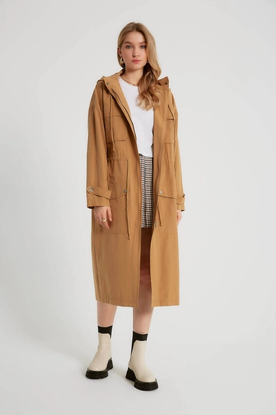 A model wears 3319 - Camel Trenchcoat, wholesale Trenchcoat of Robin to display at Lonca
