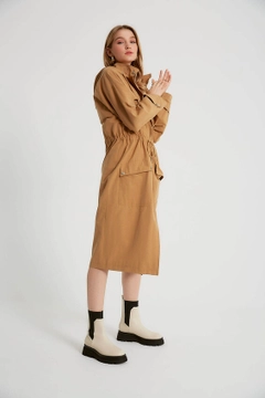 Bir model, Robin toptan giyim markasının 3319 - Camel Trenchcoat toptan Trençkot ürününü sergiliyor.