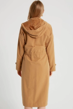 Bir model, Robin toptan giyim markasının 3319 - Camel Trenchcoat toptan Trençkot ürününü sergiliyor.