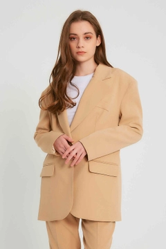 Ein Bekleidungsmodell aus dem Großhandel trägt 3326 - Light Camel Jacket, türkischer Großhandel Jacke von Robin
