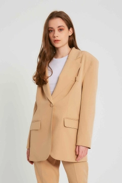 Bir model, Robin toptan giyim markasının 3326 - Light Camel Jacket toptan Ceket ürününü sergiliyor.
