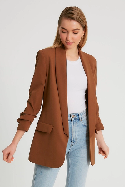 A model wears 3328 - Brown Jacket, wholesale Jacket of Robin to display at Lonca