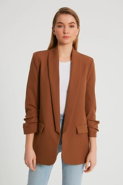 Bir model, Robin toptan giyim markasının 3328 - Brown Jacket toptan Ceket ürününü sergiliyor.