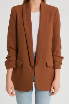 Een kledingmodel uit de groothandel draagt 3328 - Brown Jacket, Turkse groothandel Jasje van Robin