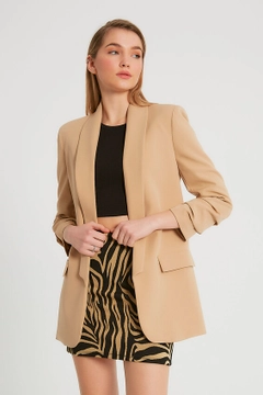 Una modella di abbigliamento all'ingrosso indossa 3329 - Light Camel Jacket, vendita all'ingrosso turca di Giacca di Robin