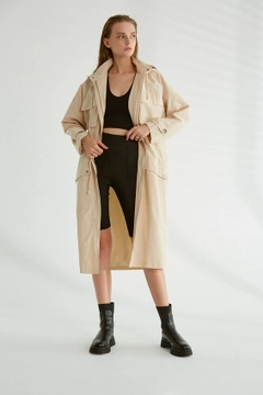Bir model, Robin toptan giyim markasının 3320 - Stone Trenchcoat toptan Trençkot ürününü sergiliyor.