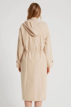 Bir model, Robin toptan giyim markasının 3320 - Stone Trenchcoat toptan Trençkot ürününü sergiliyor.