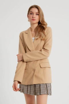 Bir model, Robin toptan giyim markasının 3323 - Light Camel Jacket toptan Ceket ürününü sergiliyor.