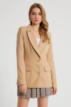 Bir model, Robin toptan giyim markasının 3323 - Light Camel Jacket toptan Ceket ürününü sergiliyor.