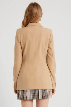 Een kledingmodel uit de groothandel draagt 3323 - Light Camel Jacket, Turkse groothandel Jasje van Robin
