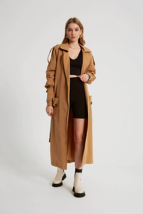 A model wears 3356 - Camel Trenchcoat, wholesale undefined of Robin to display at Lonca