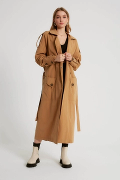 Bir model, Robin toptan giyim markasının 3356 - Camel Trenchcoat toptan Trençkot ürününü sergiliyor.