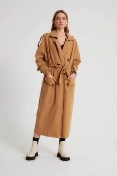 A wholesale clothing model wears 3356 - Camel Trenchcoat, Turkish wholesale Trenchcoat of Robin