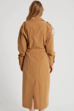 A wholesale clothing model wears 3356 - Camel Trenchcoat, Turkish wholesale Trenchcoat of Robin
