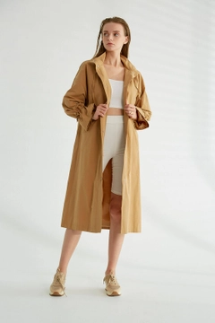 Bir model, Robin toptan giyim markasının 3359 - Camel Trenchcoat toptan Trençkot ürününü sergiliyor.