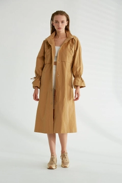 Bir model, Robin toptan giyim markasının 3359 - Camel Trenchcoat toptan Trençkot ürününü sergiliyor.