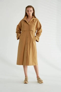 A wholesale clothing model wears 3359 - Camel Trenchcoat, Turkish wholesale Trenchcoat of Robin