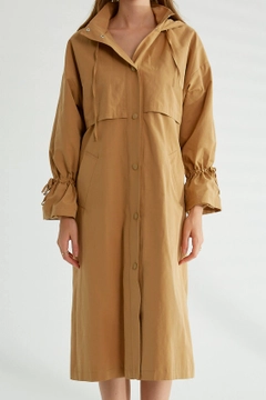 Ein Bekleidungsmodell aus dem Großhandel trägt 3359 - Camel Trenchcoat, türkischer Großhandel Trenchcoat von Robin