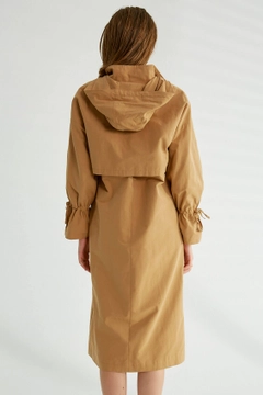 Un mannequin de vêtements en gros porte 3359 - Camel Trenchcoat, Trench-Coat en gros de Robin en provenance de Turquie