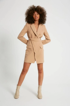 Bir model, Robin toptan giyim markasının 3353 - Light Camel Dress Jacket toptan Ceket ürününü sergiliyor.